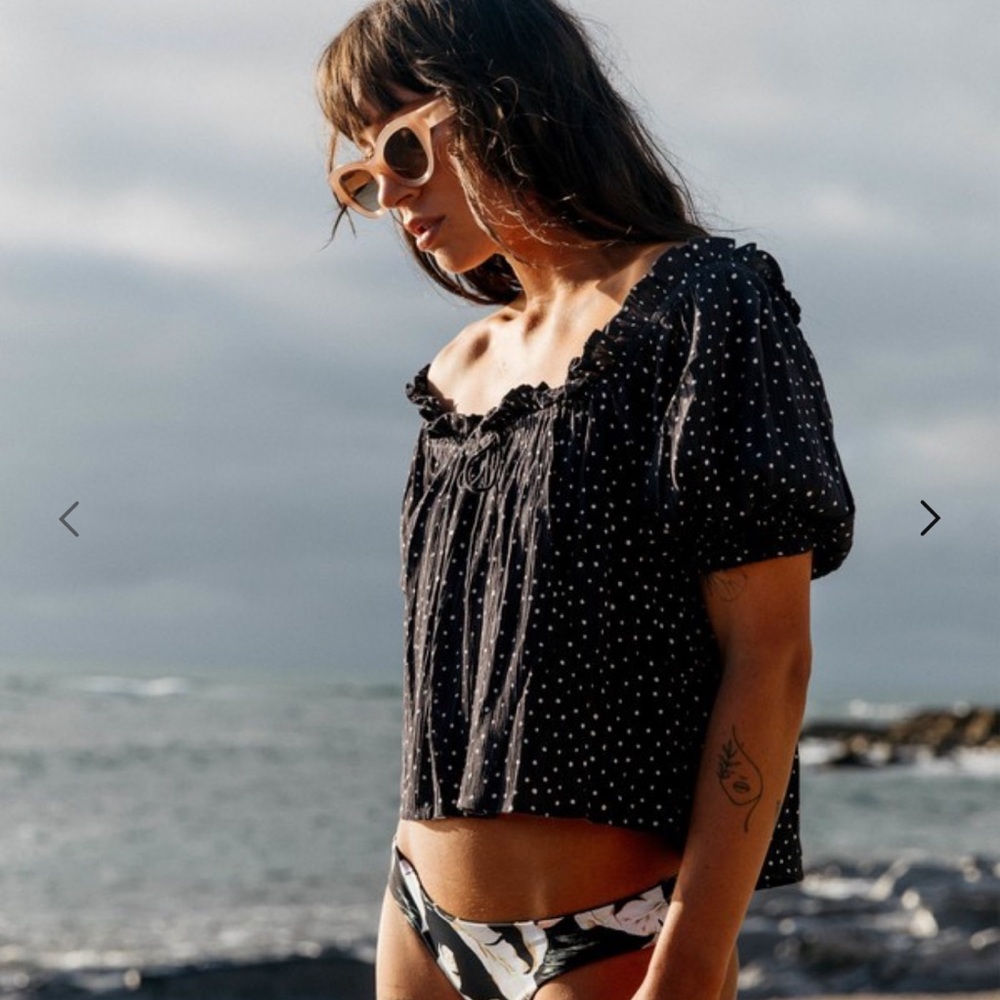 Billabong Sunny Skies Short Sleeve Top Black with White Polka Dots Size Small